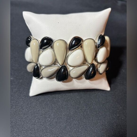 Jewelry - NEW Beaded Stretch Bracelet NWOT See Photos for Measurements One Size Fits Most